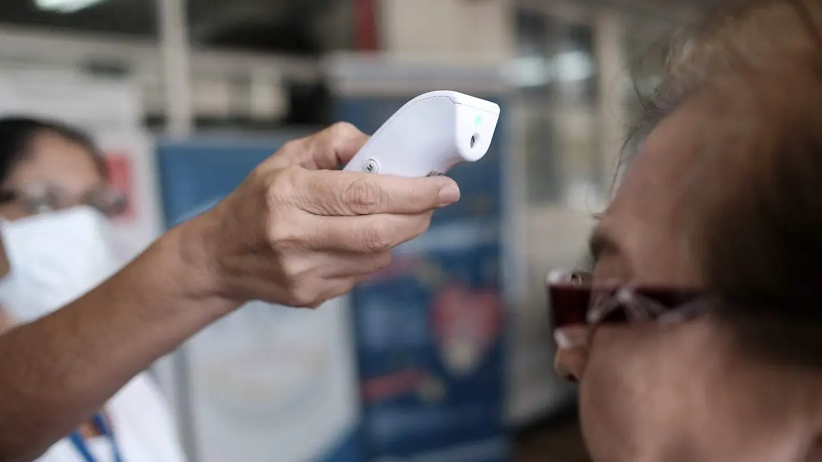 toma-de-temperatura-a-mujer-para-detectar-covid-19