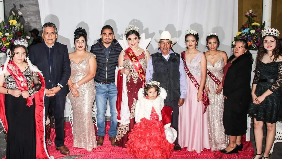 06 Coronan en el ejido 6 de Enero a Dayana I como reina