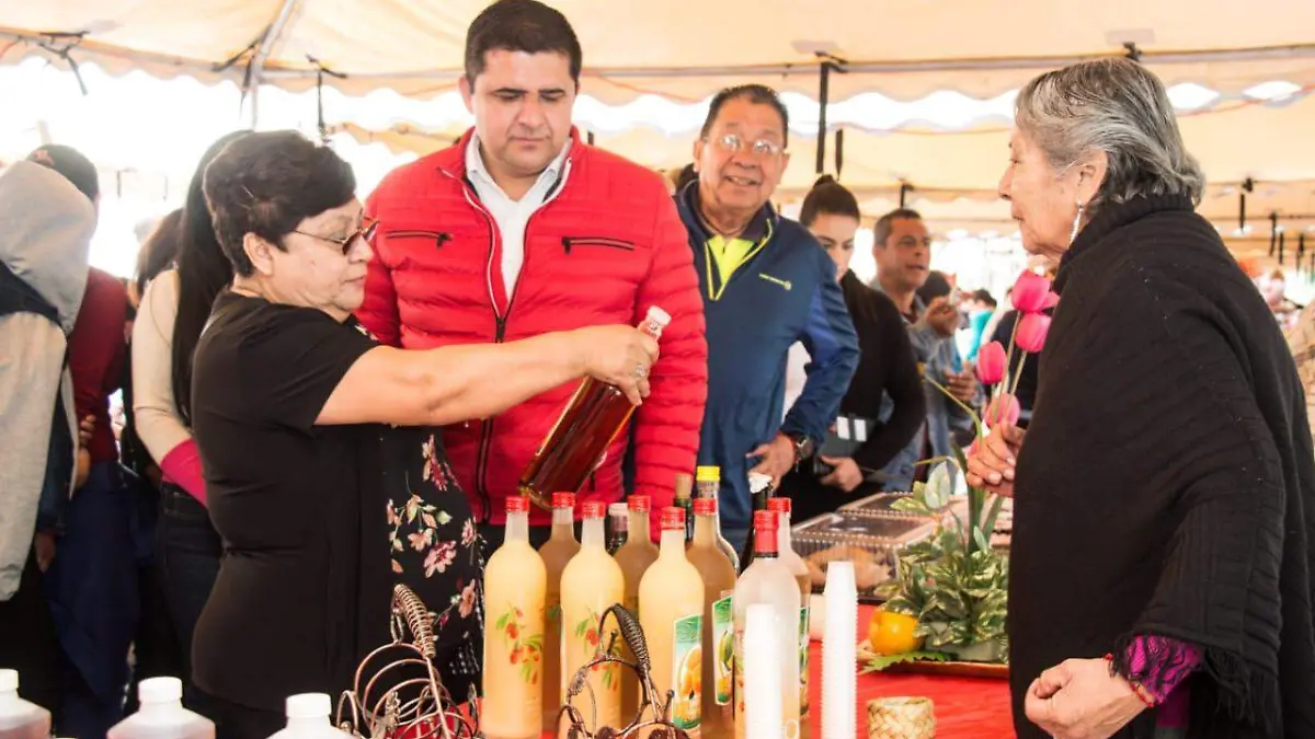 28 Con éxito se realiza el tianguis emprendedor del amor y la amistad