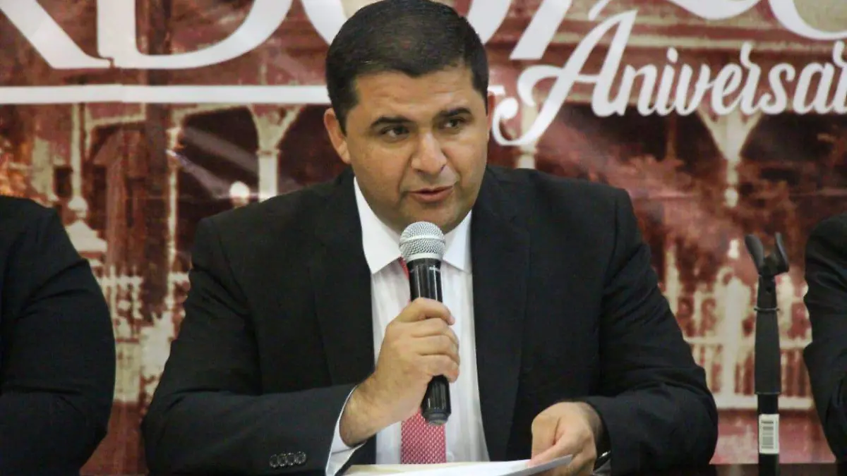 07 Corona Homero Martínez a Paola Galeano como reina de la ciudad