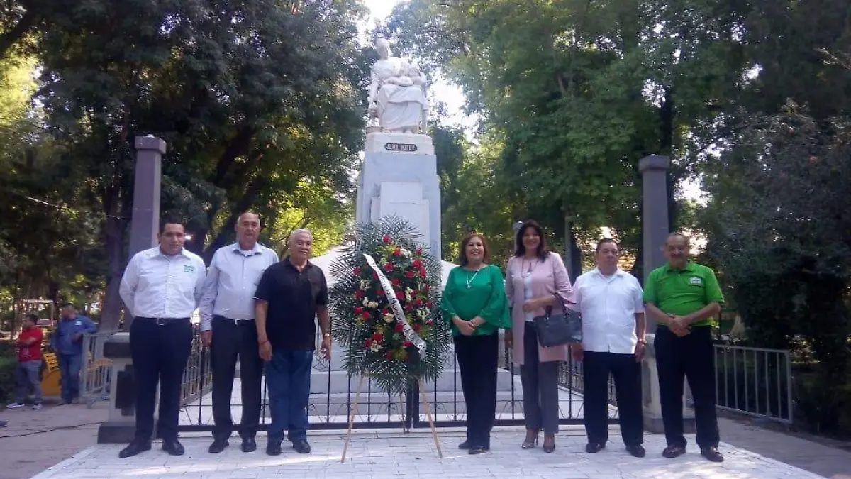 04 Colocan ofrenda floral en Monumento a las Madres en Lerdo 2