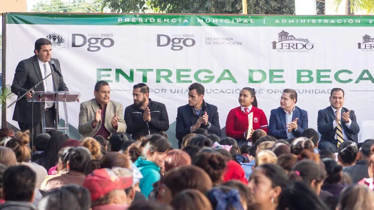27 vallejo ENTREGA HOMERO MIL BECAS A ESTUDIANTES DE LERDO
