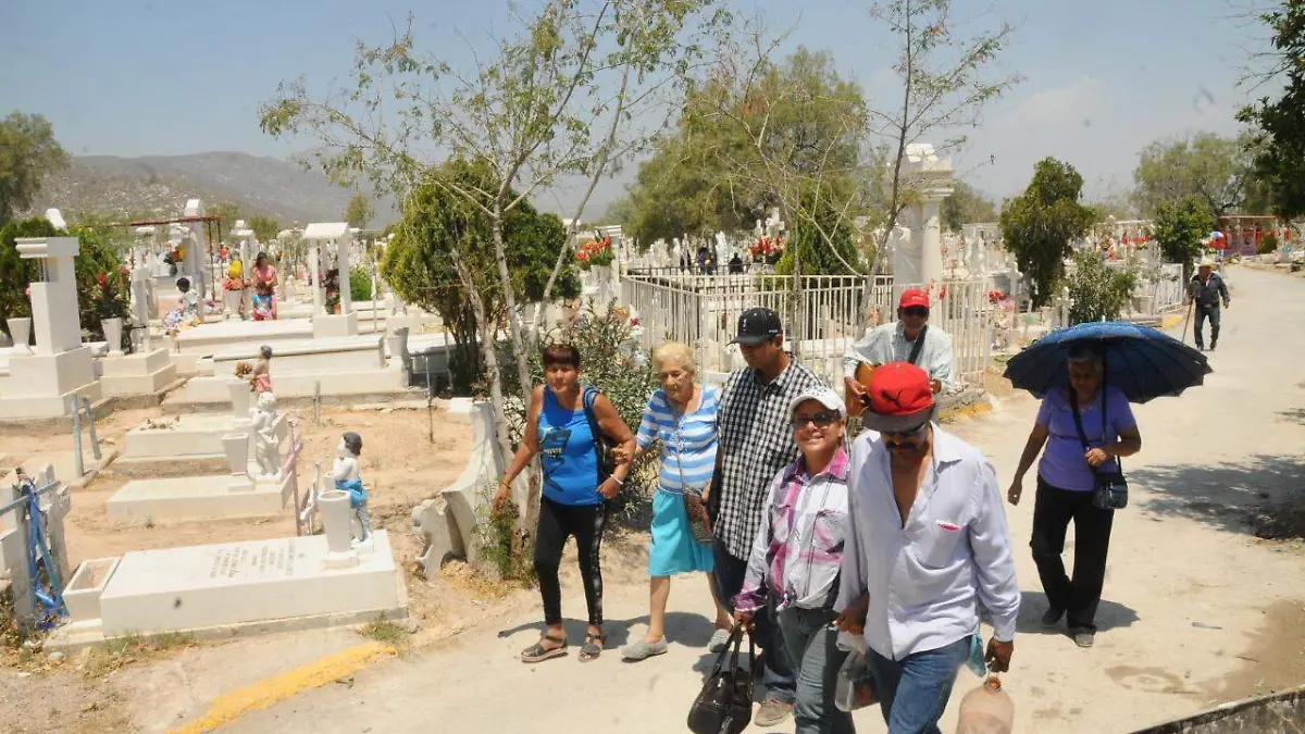 27 Gran afluencia de visitantes en Panteón Municipal