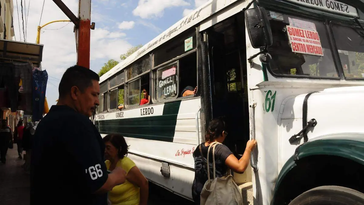 27 Usuarios sufren con pésimo servicio de transporte