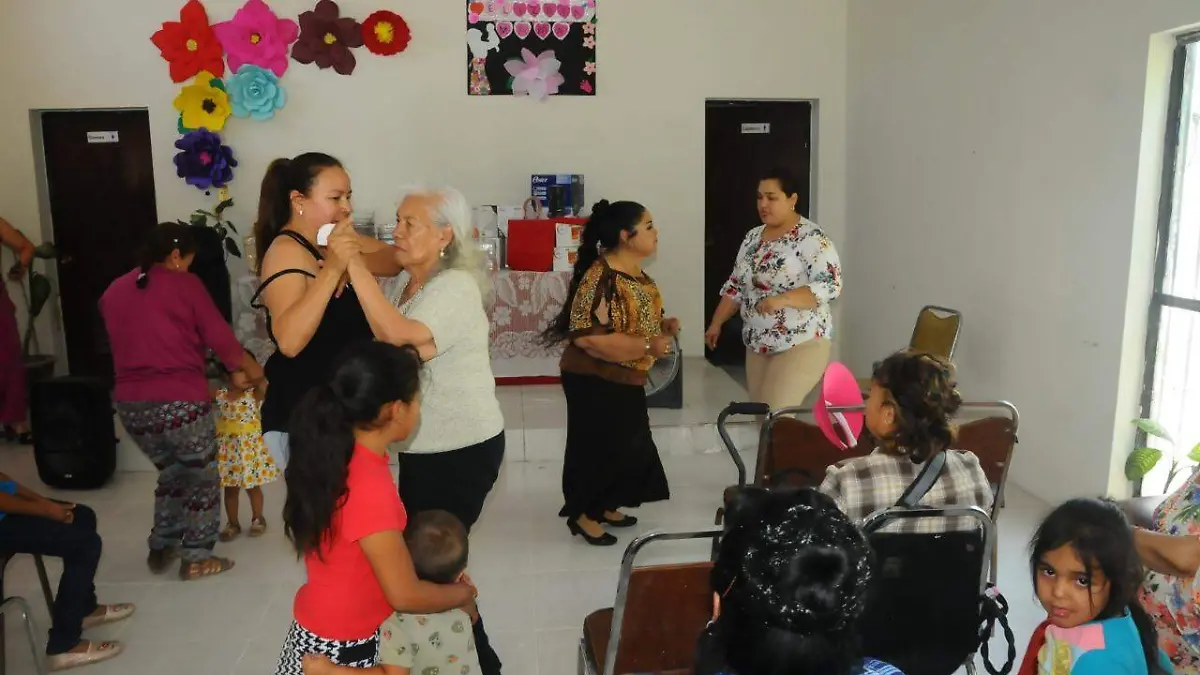 21 Realizan festejo en honor a las madres