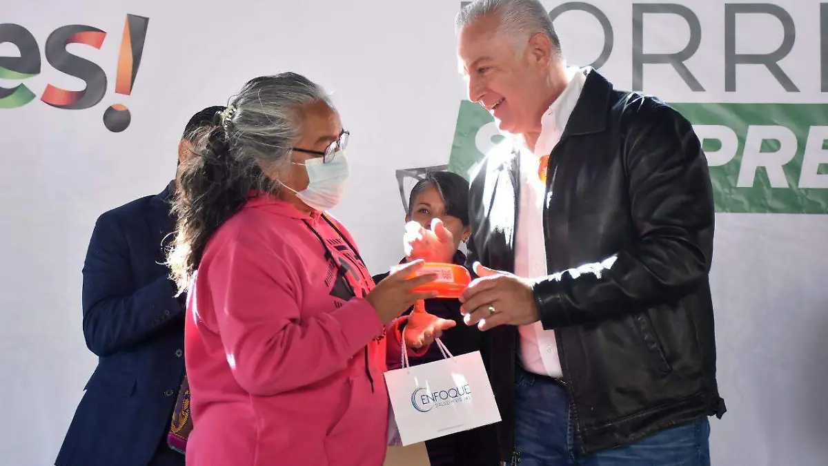 Entregó el alcalde Román Alberto Cepeda sus lentes a los primeros beneficiarios del nuevo programa “Torreón siempre ve” 