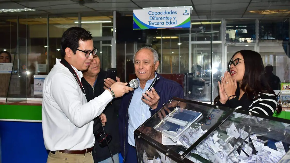 22 Gana Juan Barboza el auto del Gran Sorteo Navideño de Simas