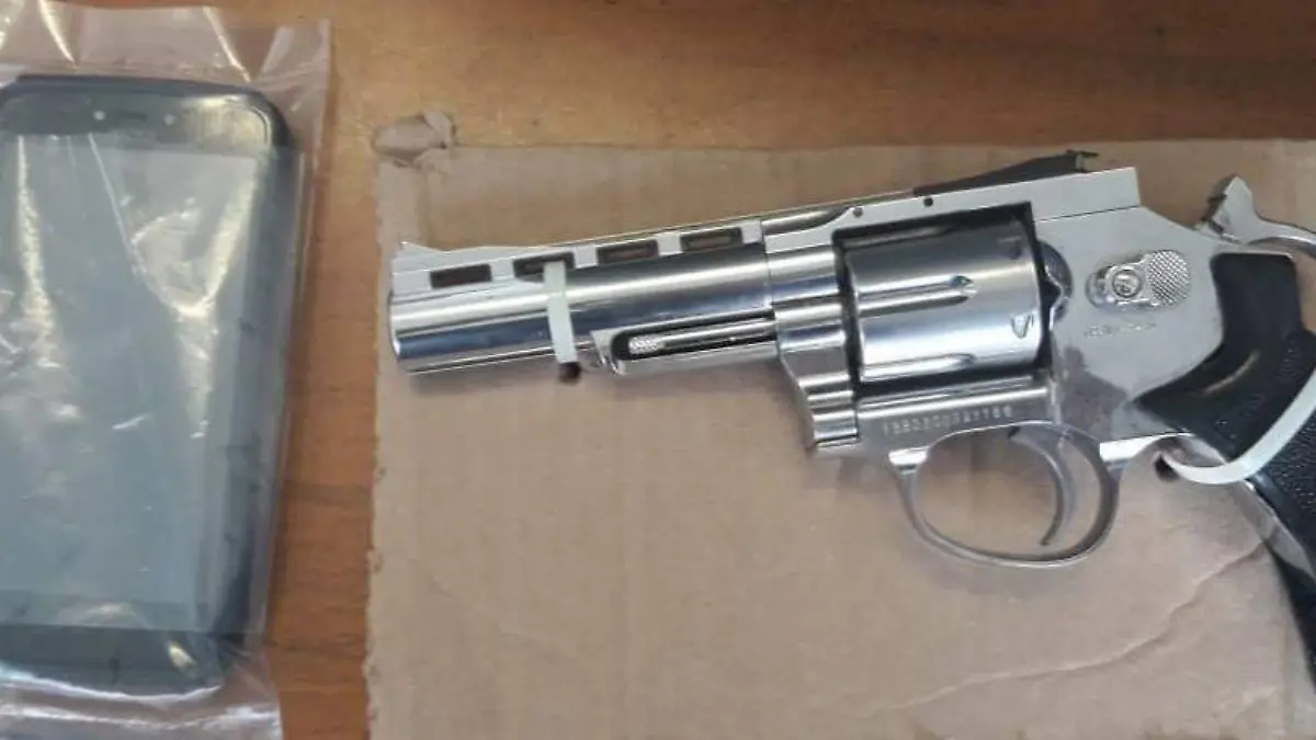 revólver que portaba