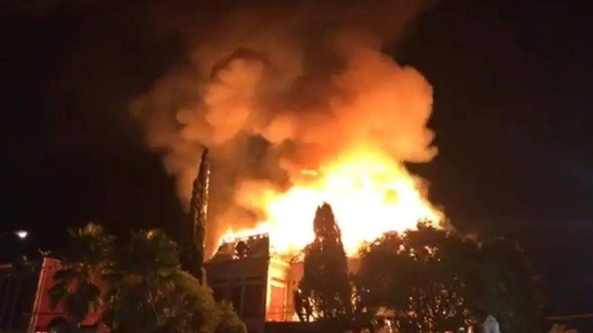 29 Terrible incendio destruye Casa Alameda en Saltillo