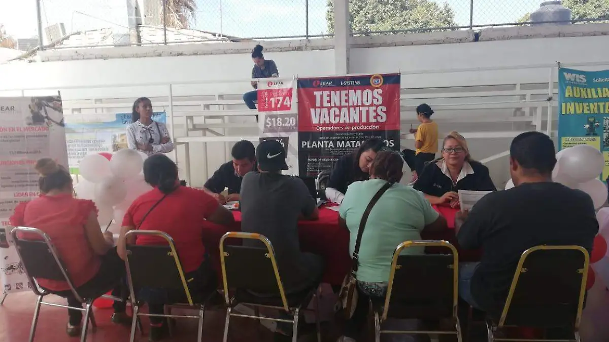 05 MATAMORENSES ACUDEN A LA FERIA DEL EMPLEO1