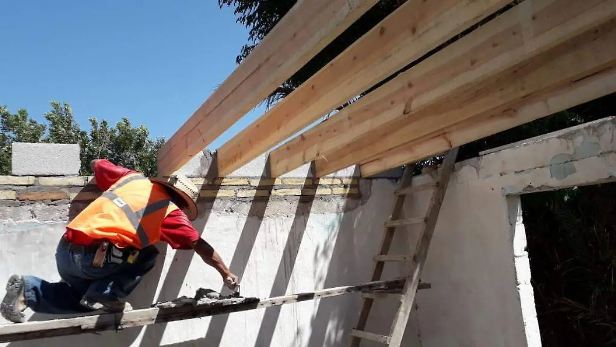 12 En San Pedro inician construcción de vivienda de Don Emeterio Calderón