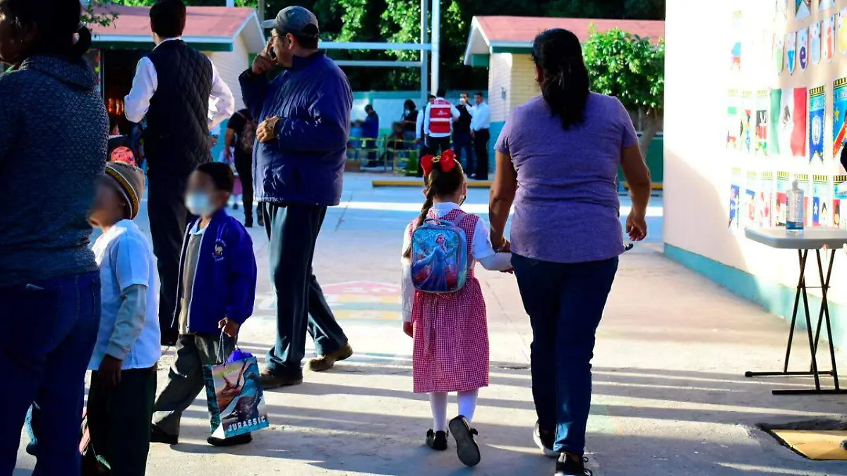 niños regresan a escuelas