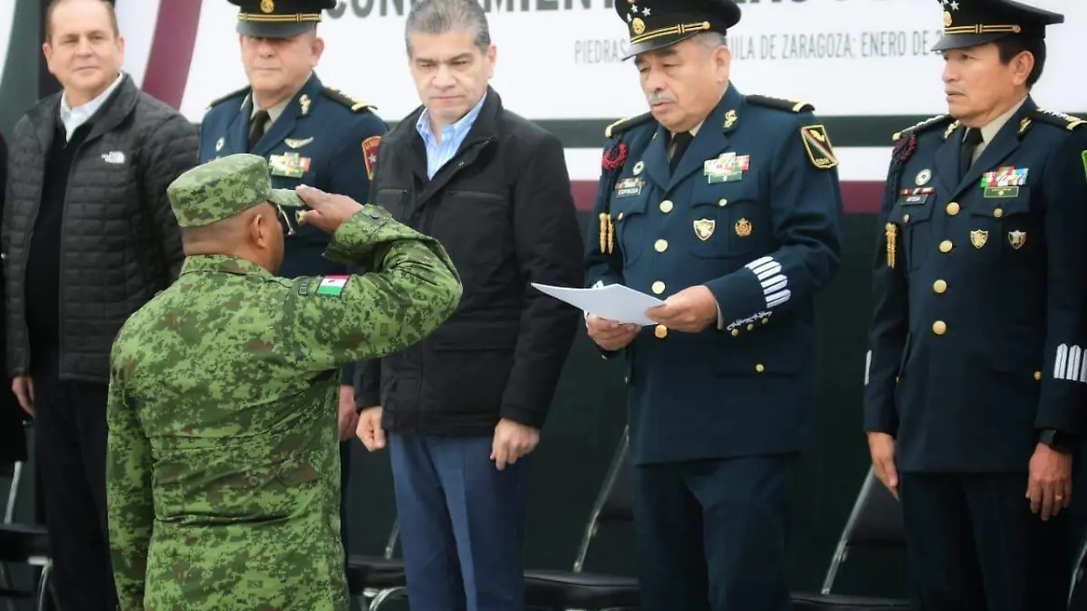 53 ENTREGA GOBERNADOR RIQUELME RECONOCIMIENTO A FUERZAS ARMADAS