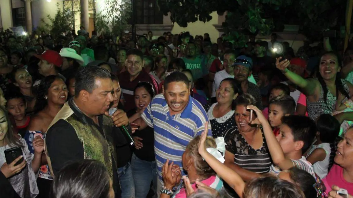 19 Sampetrinos disfrutan a Sonido Mazter en el Festival