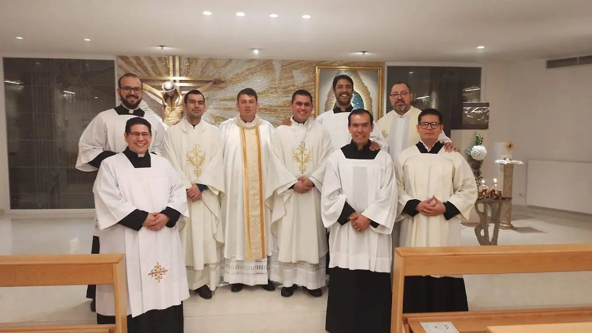 Estudia la Licenciatura en Teología Espiritual en la Pontificia Universidad Gregoriana.