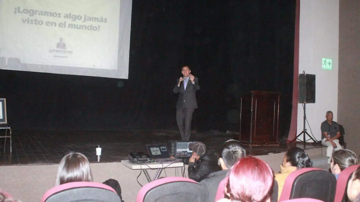 Conferencia de Dorian Peralta