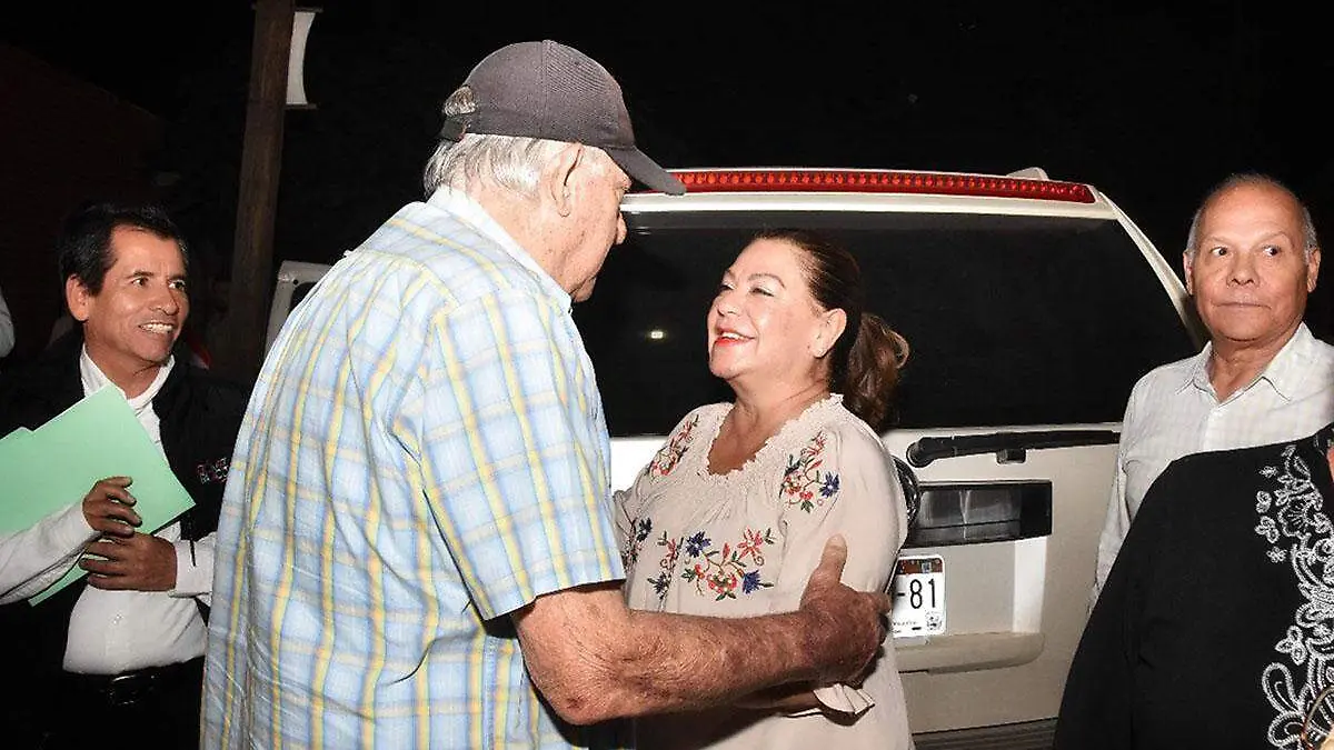 platicó-la-alcaldesa-con-habitanes-de-El-Refugio