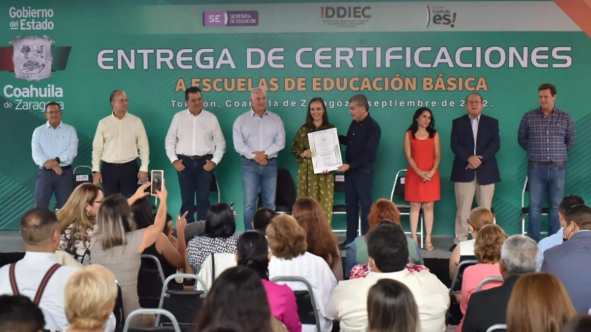 Con el aval del Sistema Estatal de Certificación de Escuelas, el gobernador Miguel Ánghel Riquelme entregó reconocimientos a planteles de todo el Estado