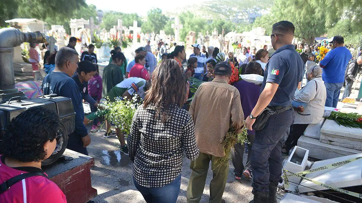 familiares-adornaron-las-tumbas-de-sus-difuntos
