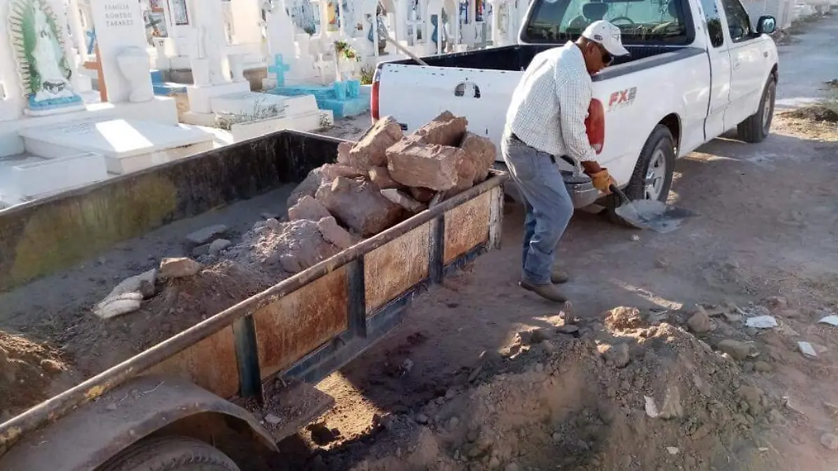 04 Trabaja Servicios Públicos con la limpieza y deshierbe del Panteón