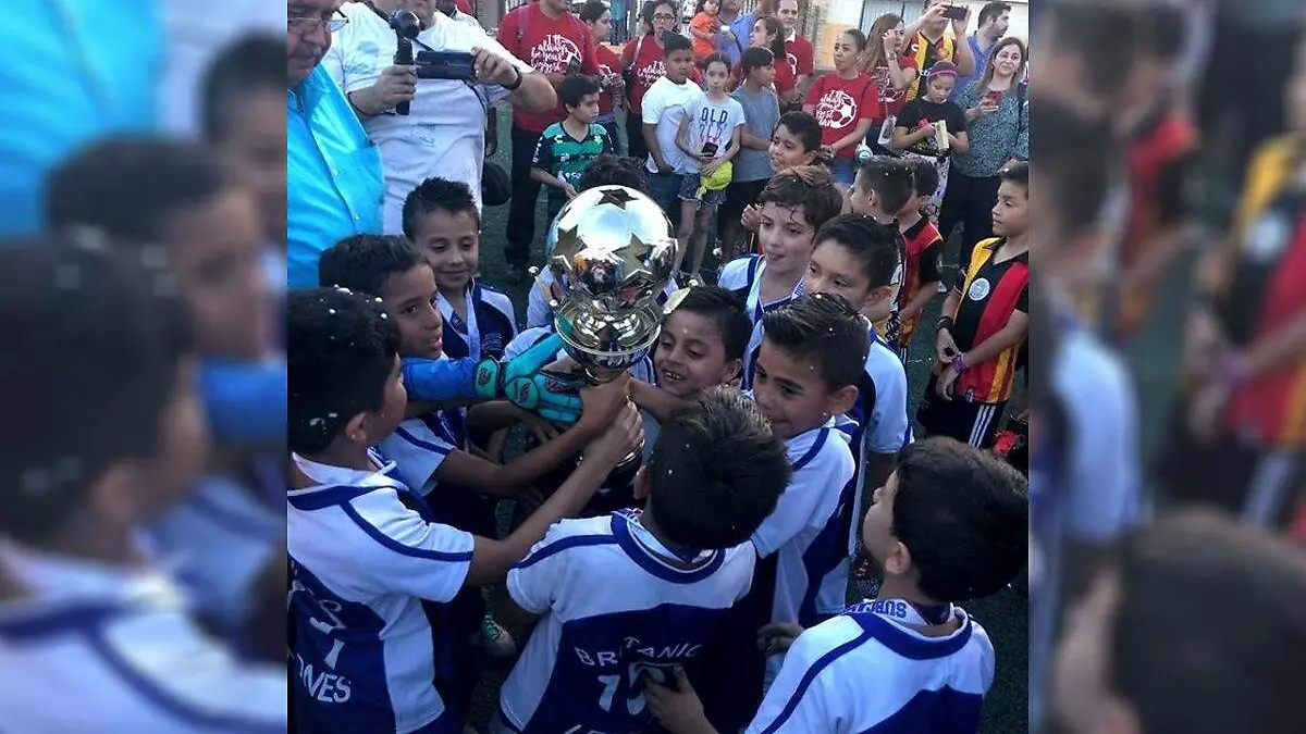 25ok  En alto el nombre del Instituto Británico en competencias deportivas