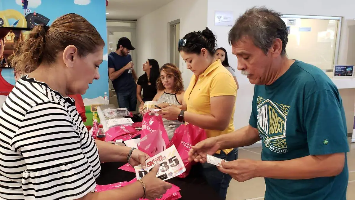 24 Entregan kits a corredores de la carrera del Día del Medico2