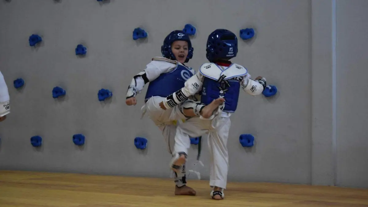 26 Presentan examen de tae kwon do