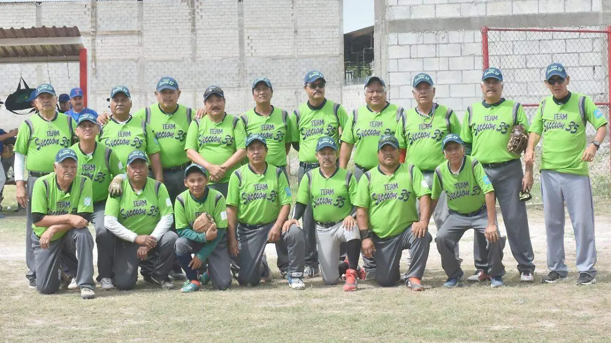 27 En la Liga de Softbol Intercámaras1