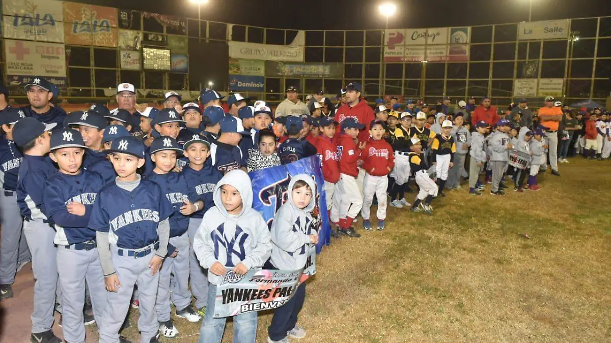 entonando el Himno Nacional