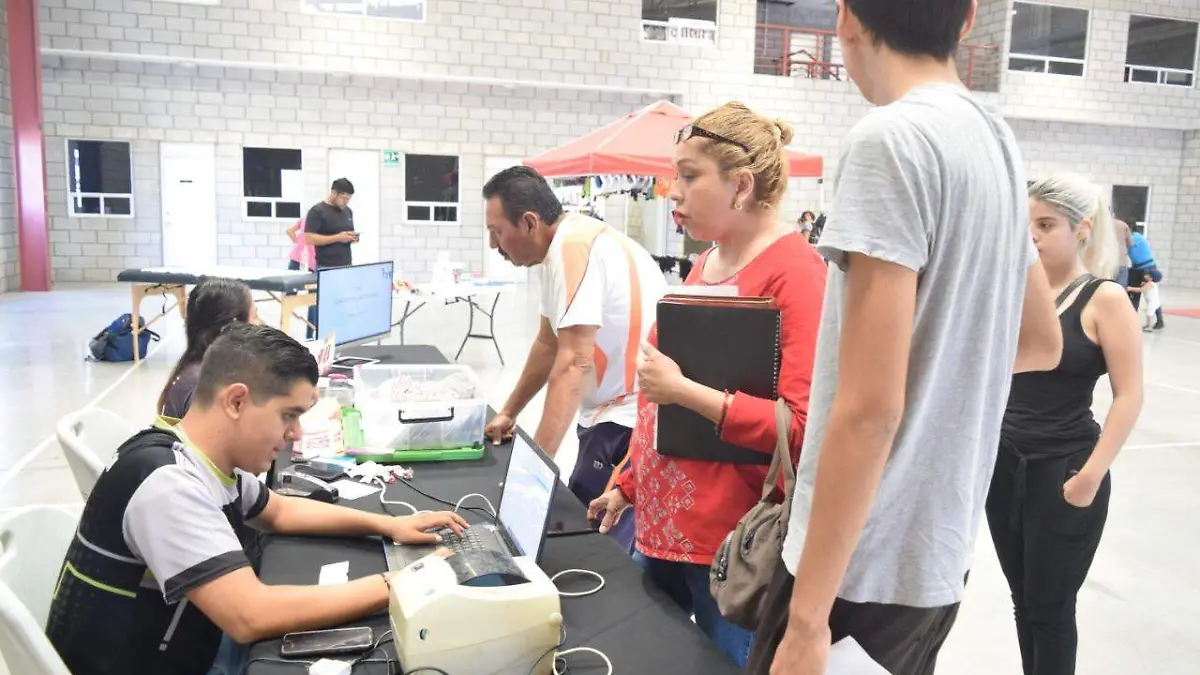 13 Entregan kits  a corredores1