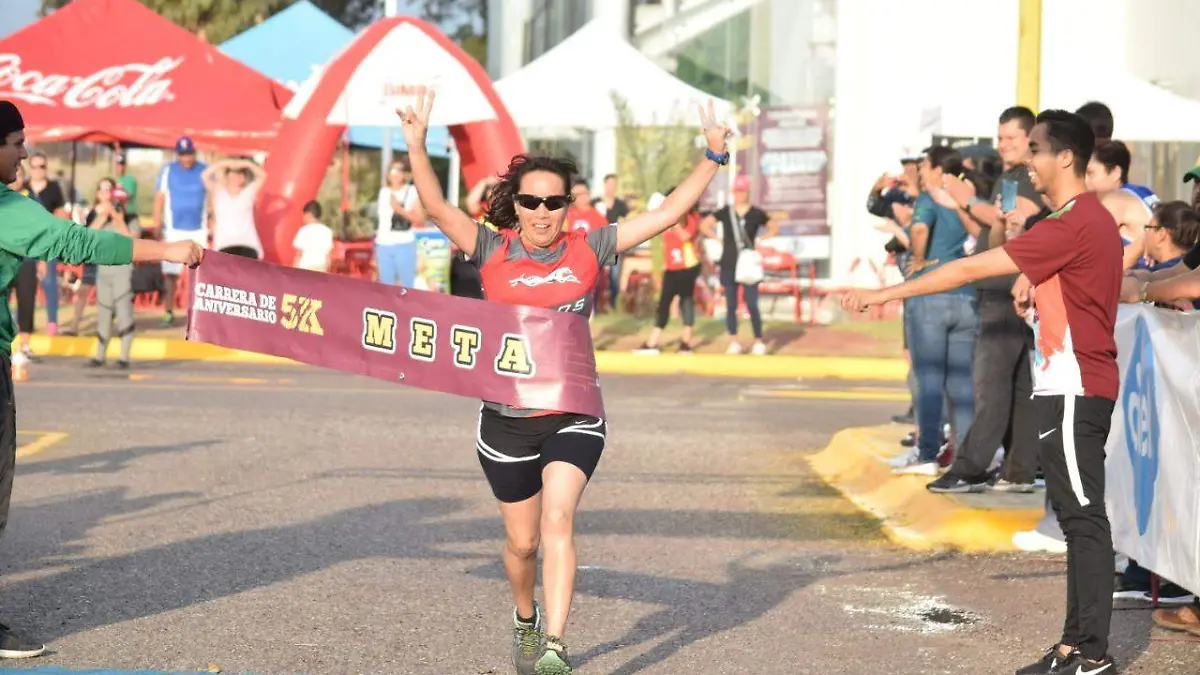 07 UANE celebra su carrera