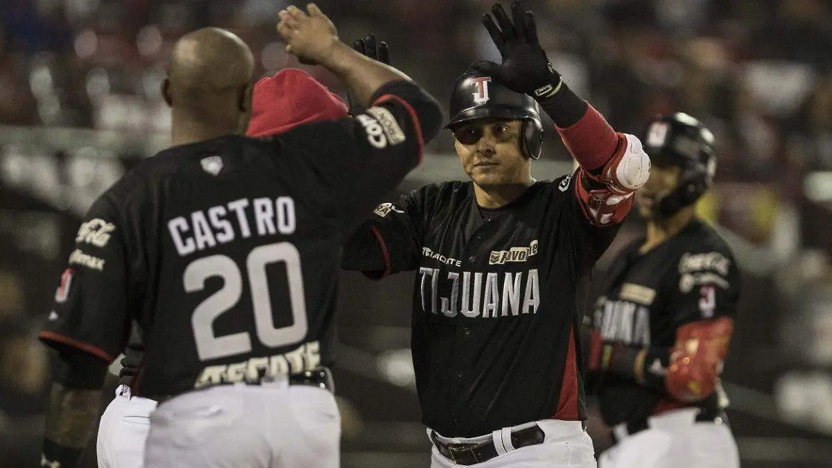 Luis Alfonso Cruz felicitado por Leandro Castro