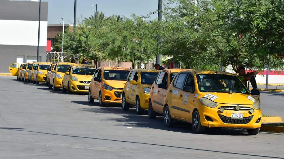 TRIANA4 Bajan 70 clientes de taxistas por contingencia