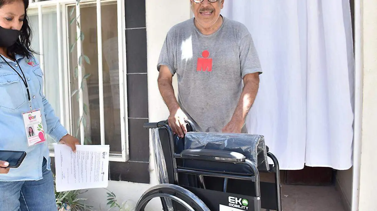 MIGUEL 6 Entregó DIF Torreón sillas de ruedas donadas por el Club Rotario