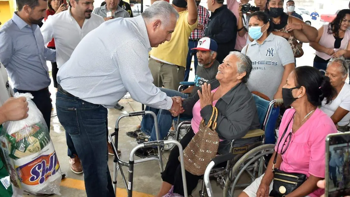 Entrega Román aparatos de movilidad
