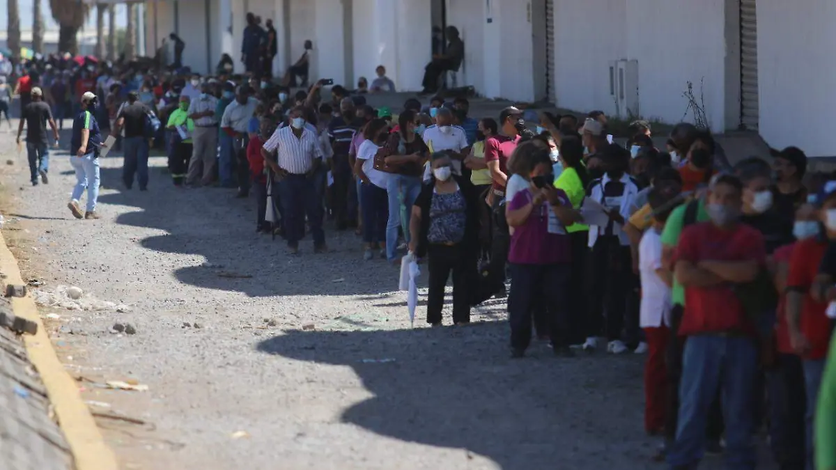 Larga fila en proceso de vacunación +