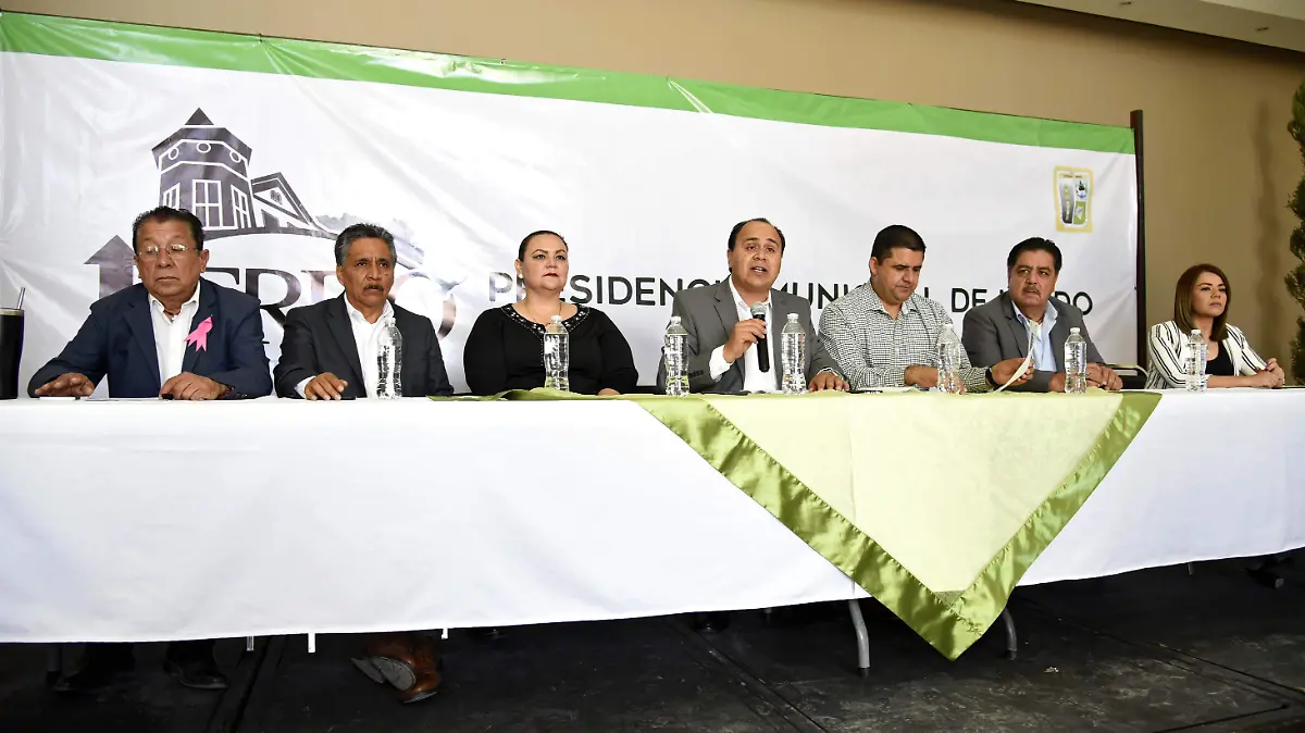 38 Cerca de 500 vacantes en feria de empleo
