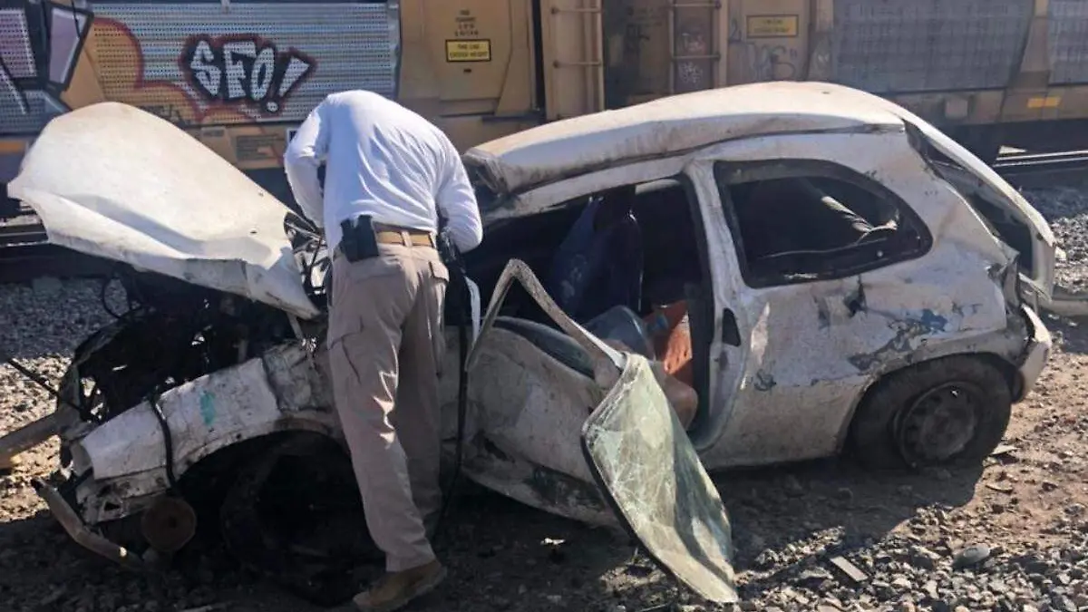 Tren impacta a auto en San Pedro
