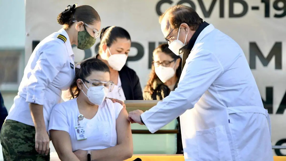 Gabriela, Primera mujer en recibir vacuna Covid-19