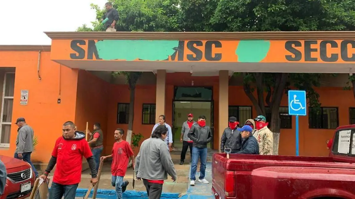 Obreros toman instalaciones