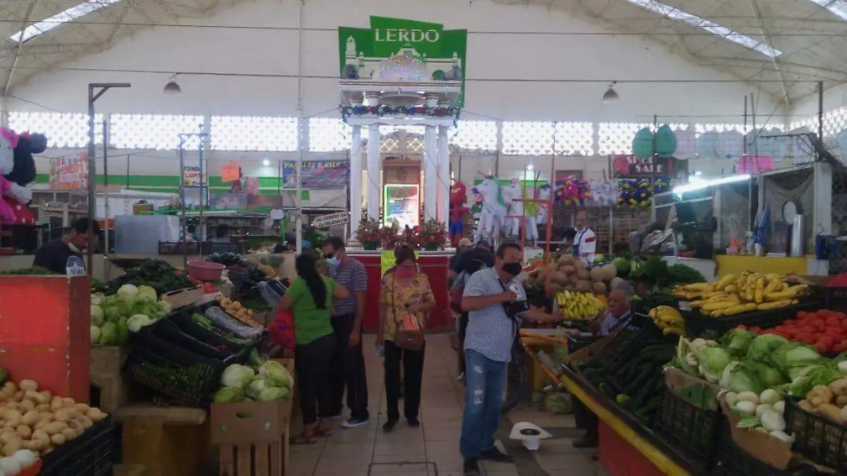 ROBERTO 2  Sólo permanecen abiertos menos de la mitad de los locales del mercado Donato Guerra