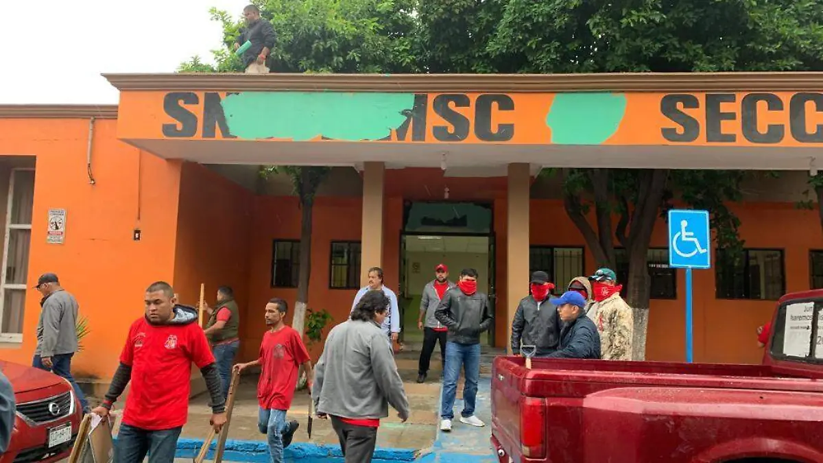 13 Obreros toman instalaciones y desalojan a funcionarios