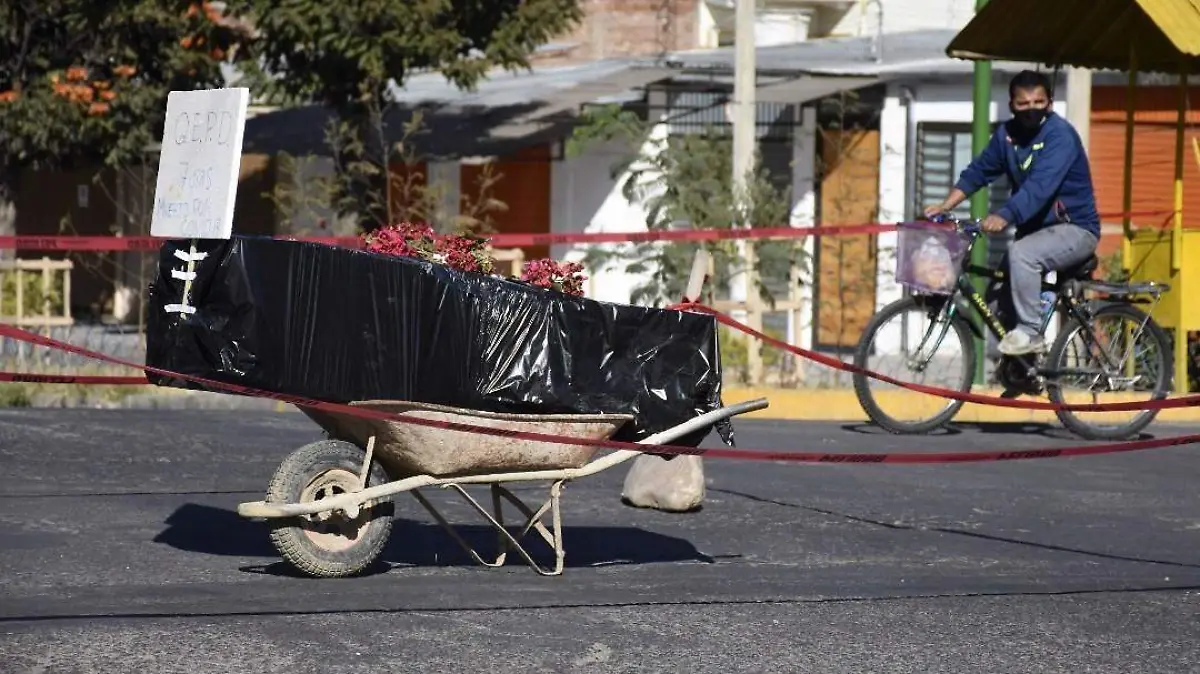 tras-no-poder-enterrar-a-fallecido-por-covid-19-familiares-bloquean-calle-con-ataud