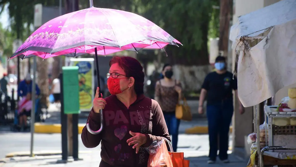 PERSONA con sombrilla