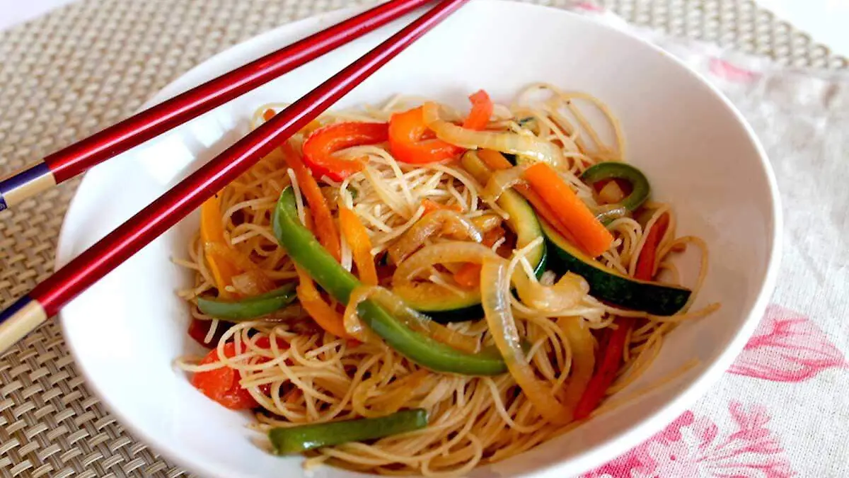 Wok-de-fideos-chinos-con-verduras