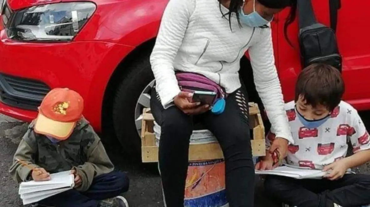 mujer_franelera_usa_internet_en_la_calle_para_que_sus_hijos_tomen_clase_1.jpg_1471583858