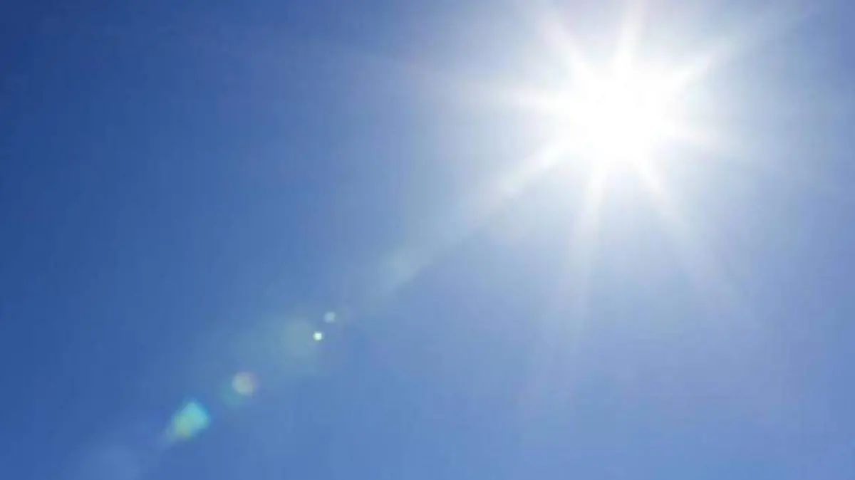 Clima soleado calor despejado