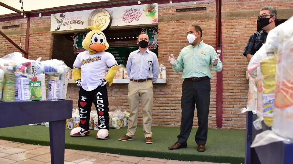 SERGIO 4 Los Algodoneros del Unión Laguna entregan donativo en especie al DIF Coahuila