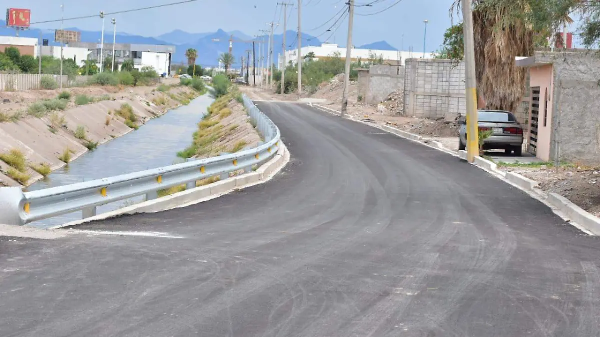 Carretera - canal de riego
