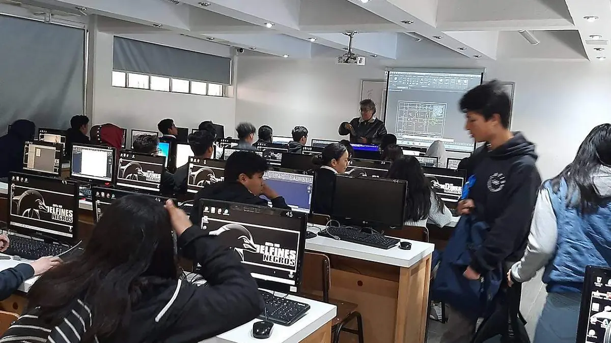 Estudiantes en clase OEM